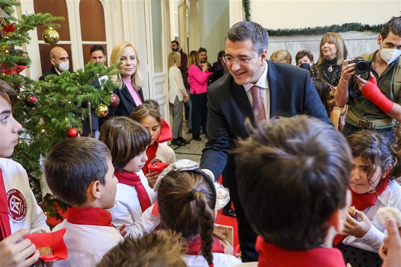 Χριστουγεννιάτικα κάλαντα, παραδοσιακά τραγούδια και ευχές δέχτηκε και μοίρασε ο Περιφερειάρχης Κεντρικής Μακεδονίας Απόστολος Τζιτζικώστας (22/12/2022)