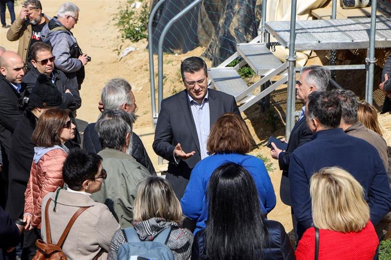 Αυτοψία του Περιφερειάρχη Κεντρικής Μακεδονίας Απόστολου Τζιτζικώστα και της Υπουργού Πολιτισμού Λίνας Μενδώνη στο μνημείο του Τύμβου Καστά στην Αμφίπολη Σερρών-Φωτο10 (12/4/2023)