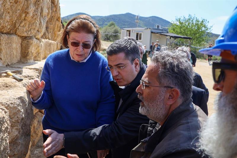 Αυτοψία του Περιφερειάρχη Κεντρικής Μακεδονίας Απόστολου Τζιτζικώστα και της Υπουργού Πολιτισμού Λίνας Μενδώνη στο μνημείο του Τύμβου Καστά στην Αμφίπολη Σερρών-Φωτο7 (12/4/2023)