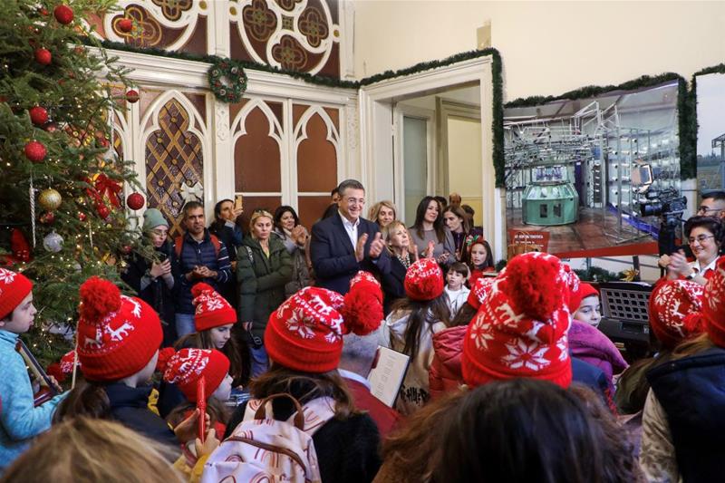 231221 Χριστουγεννιάτικα κάλαντα, παραδοσιακά τραγούδια και ευχές στον Περιφερειάρχη Απόστολο Τζιτζικώστα φωτο1 (21/12/2023)