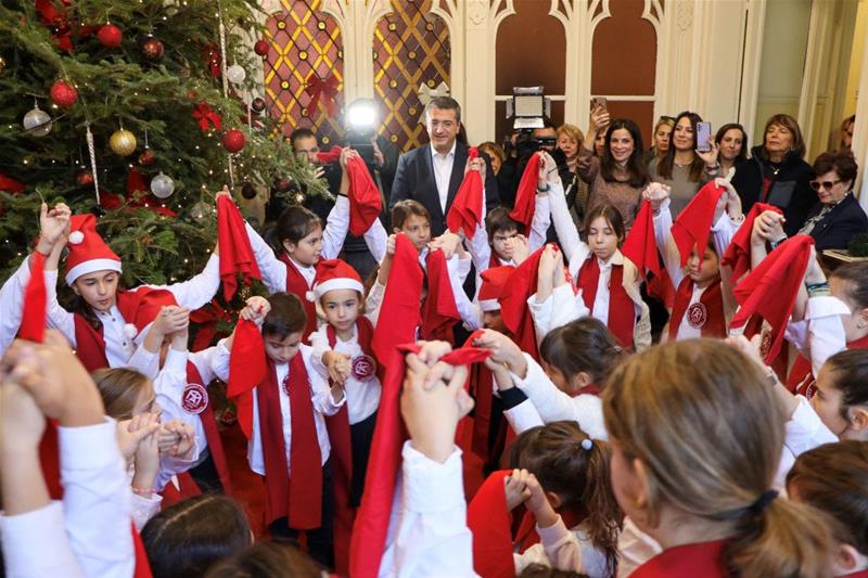 231221 Χριστουγεννιάτικα κάλαντα, παραδοσιακά τραγούδια και ευχές στον Περιφερειάρχη Απόστολο Τζιτζικώστα φωτο11 (21/12/2023)