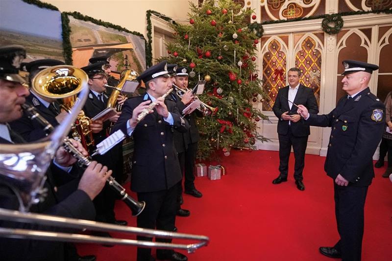 231221 Χριστουγεννιάτικα κάλαντα, παραδοσιακά τραγούδια και ευχές στον Περιφερειάρχη Απόστολο Τζιτζικώστα φωτο4 (21/12/2023)