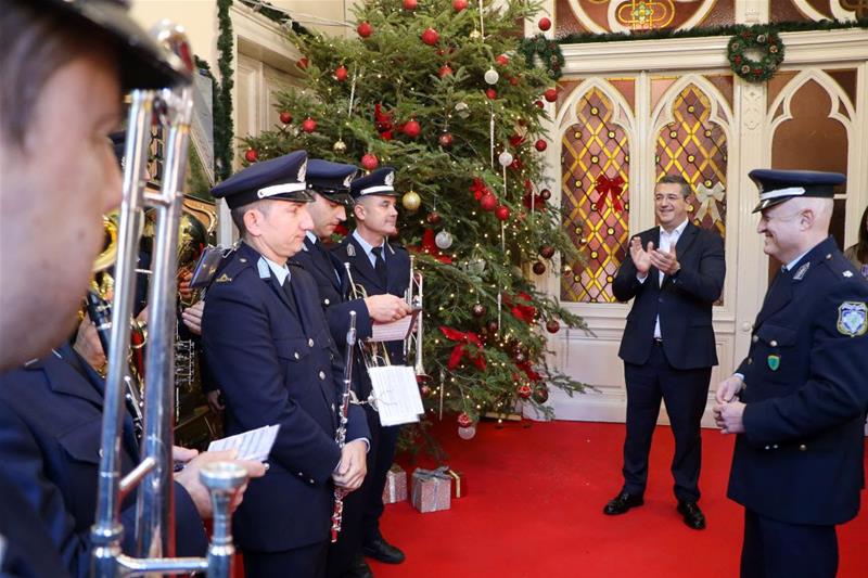 231221 Χριστουγεννιάτικα κάλαντα, παραδοσιακά τραγούδια και ευχές στον Περιφερειάρχη Απόστολο Τζιτζικώστα φωτο5 (21/12/2023)