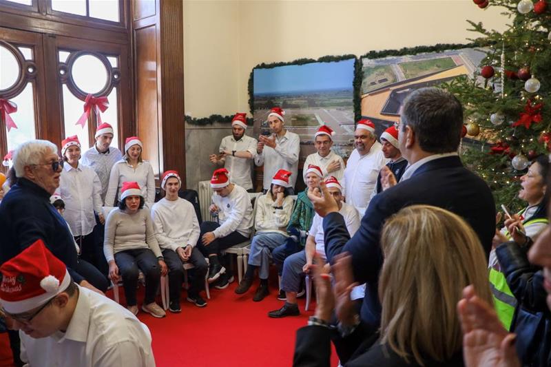 231221 Χριστουγεννιάτικα κάλαντα, παραδοσιακά τραγούδια και ευχές στον Περιφερειάρχη Απόστολο Τζιτζικώστα φωτο6 (21/12/2023)