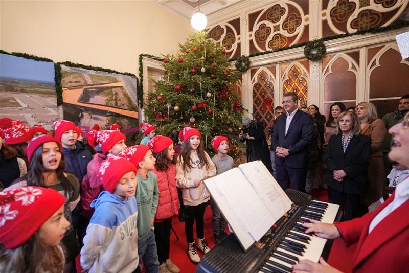 231221 Χριστουγεννιάτικα κάλαντα, παραδοσιακά τραγούδια και ευχές στον Περιφερειάρχη Απόστολο Τζιτζικώστα φωτο7 (21/12/2023)