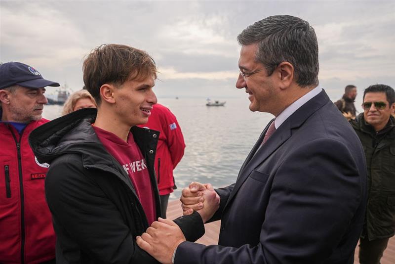 240106 Ο Περιφερειάρχης Απόστολος Τζιτζικώστας στην τελετή αγιασμού των υδάτων στο Λιμάνι της Θεσσαλονίκης φωτο1 (6/1/2024)