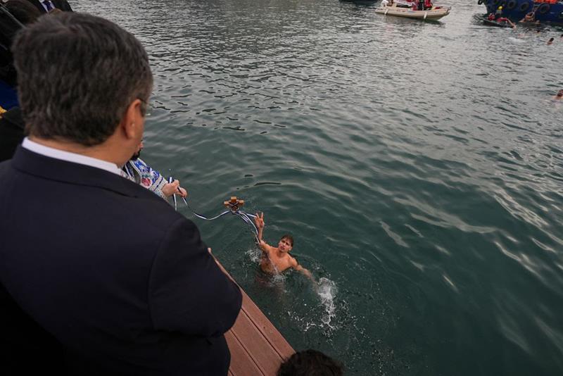 240106 Ο Περιφερειάρχης Απόστολος Τζιτζικώστας στην τελετή αγιασμού των υδάτων στο Λιμάνι της Θεσσαλονίκης φωτο2 (6/1/2024)