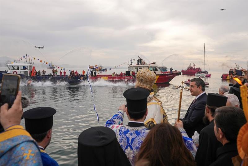 240106 Ο Περιφερειάρχης Απόστολος Τζιτζικώστας στην τελετή αγιασμού των υδάτων στο Λιμάνι της Θεσσαλονίκης φωτο3 (6/1/2024)