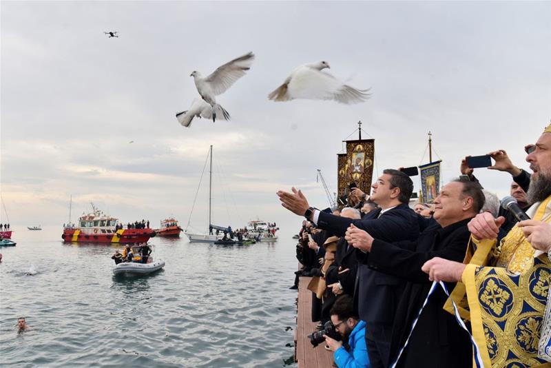 240106 Ο Περιφερειάρχης Απόστολος Τζιτζικώστας στην τελετή αγιασμού των υδάτων στο Λιμάνι της Θεσσαλονίκης φωτο7 (6/1/2024)